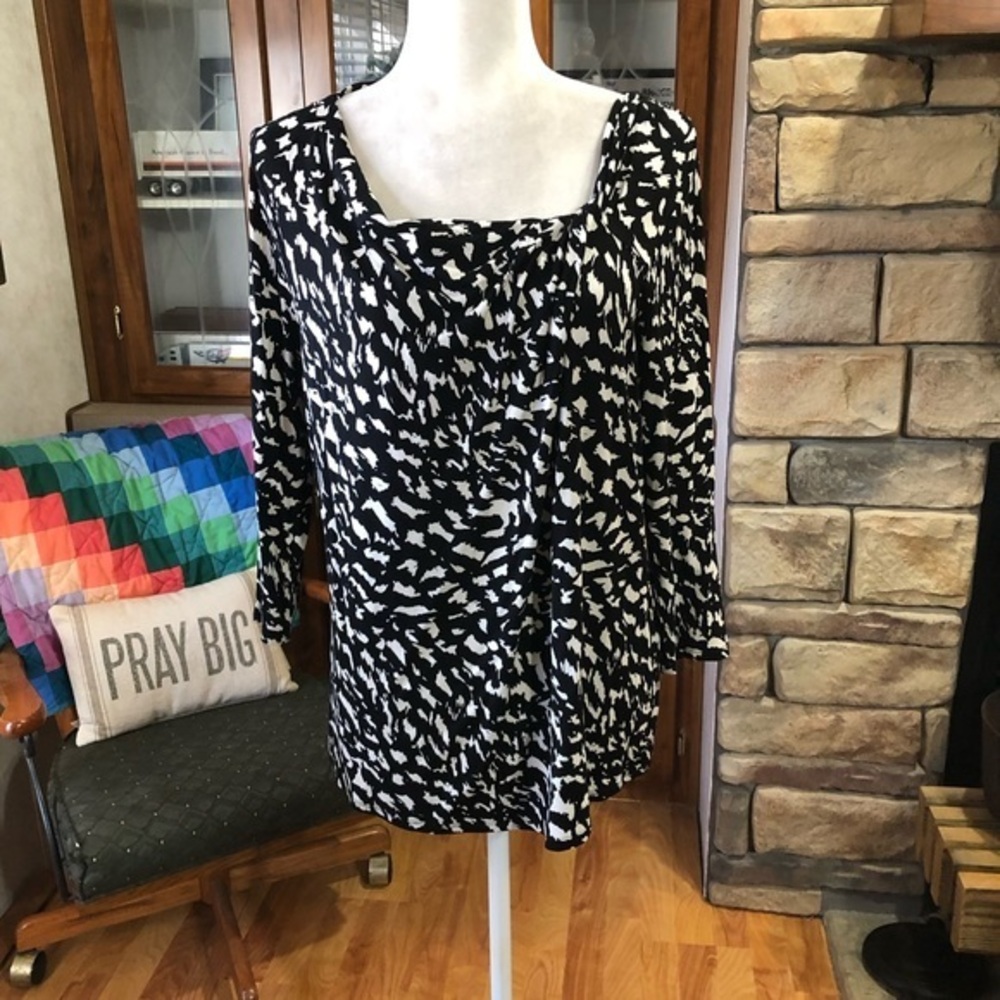 DANA BUCHMAN SIZE LARGE VERY STRETCHY 3/4 SLEEVE BLACK AND WHITE CAREER TOP.